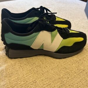 NEW BALANCE GS327 Kids
Size 5 1/2
Also is a size 7 in women